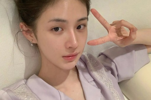 曹云金与神秘女子车内亲昵被拍还在路边草丛小便边解手边吐痰
