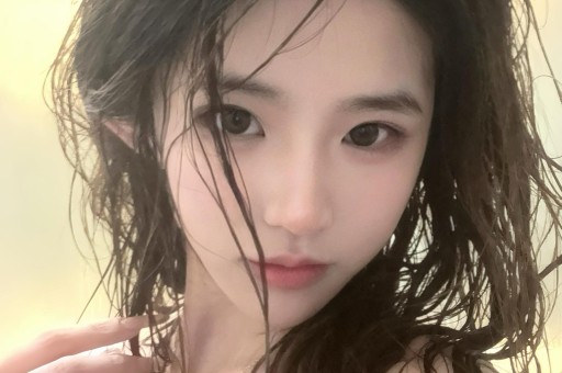 刚分手一周！八卦媒体爆料：维尼修斯在私人场所与数位女性聚会